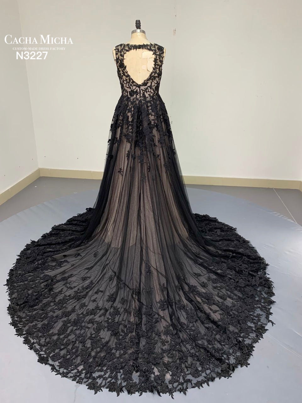 Keyhole Back Champagne And Black Lace Wedding Dress N3227
