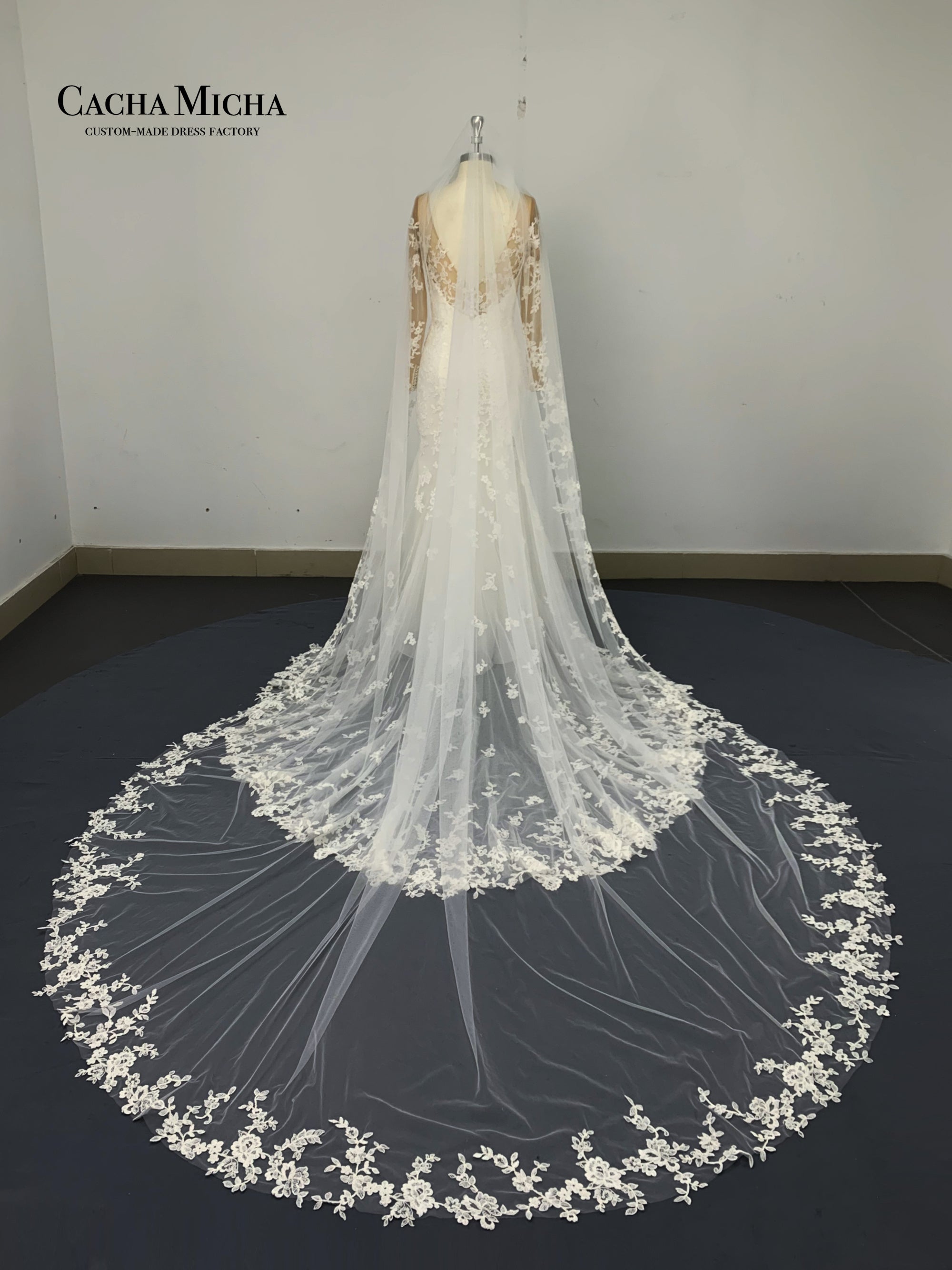 Beautiful lace scallops bridal veil V7112