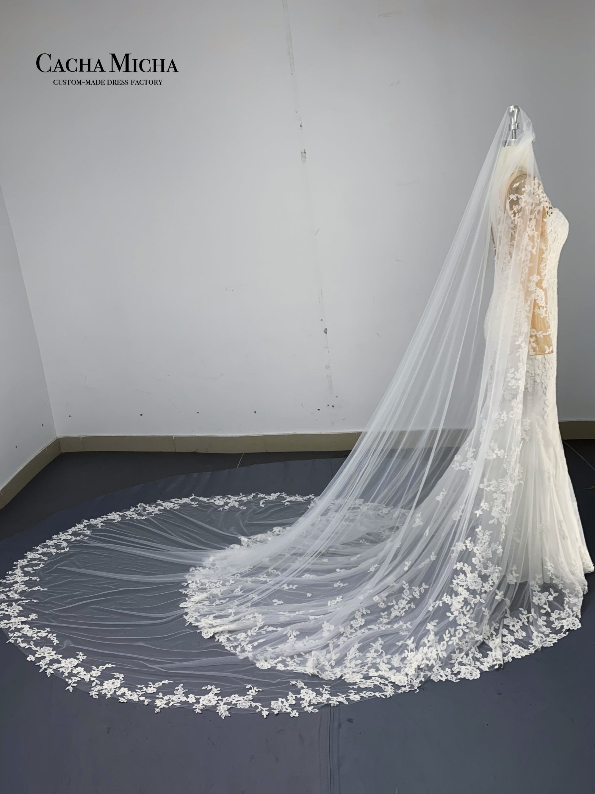 Beautiful lace scallops bridal veil V7112